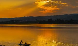 圣水湖畔主题曲 圣水湖畔主题曲